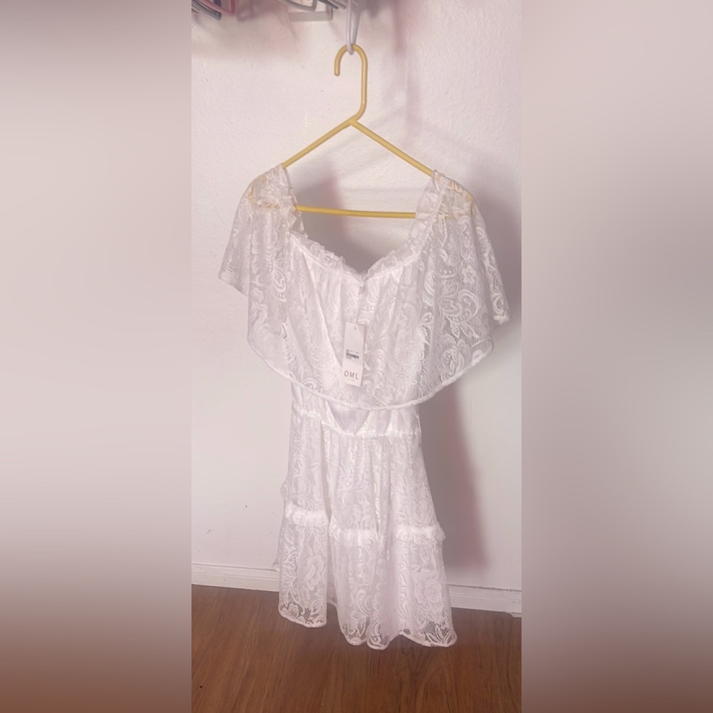 White on or off the shoulder short dress with lace